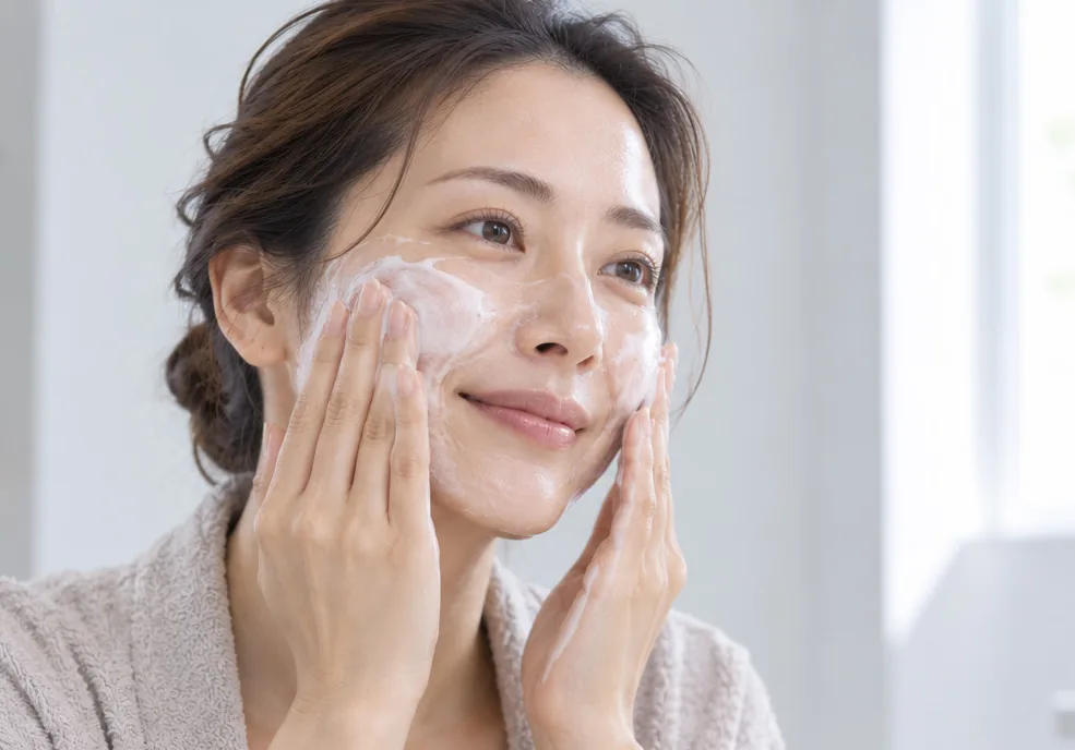泡で顔をやさしく洗う女性