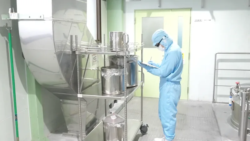 製造工程の品質を記録するスタッフ