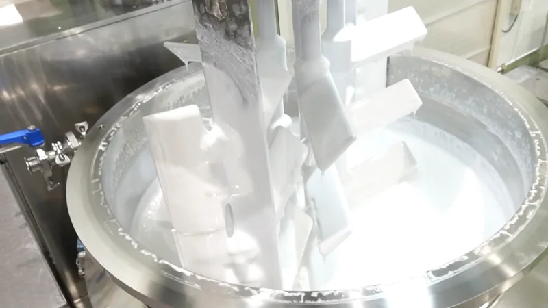 クリームを攪拌する製造設備